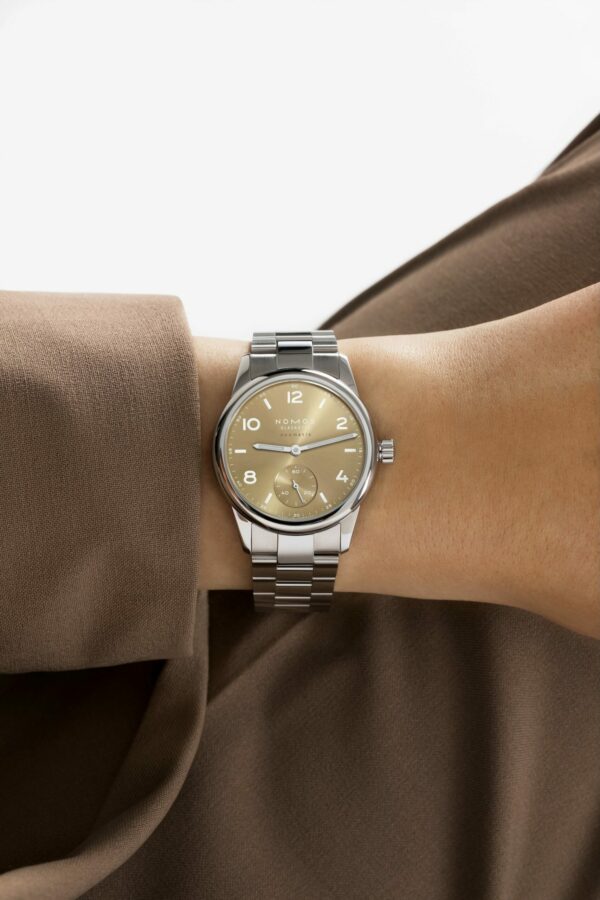 NOMOS | Club Sport Metallband Gold – Bild 4